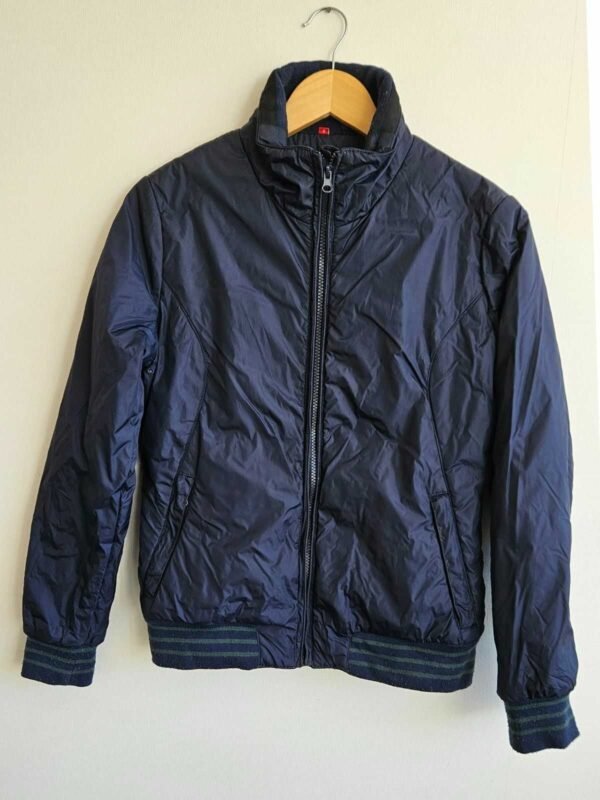 CHAQUETA LIGERA NEGRA ESTILO BOMBER BÁSICA