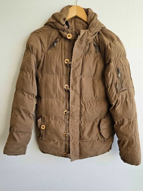 PARKA ACOLCHADA CAFÉ BOTONES MADERA CON GORRO