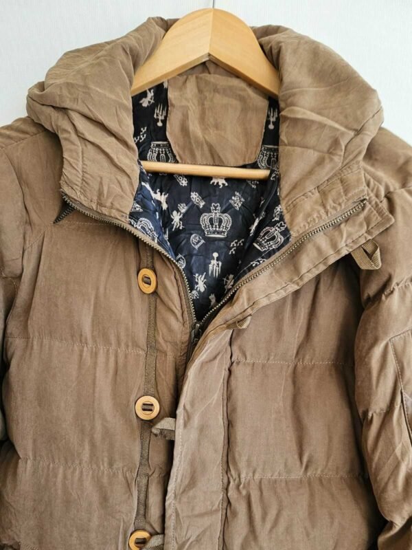 PARKA MUJER ACOLCHADA CAFÉ BOTONES MADERA CON GORRO - Imagen 2