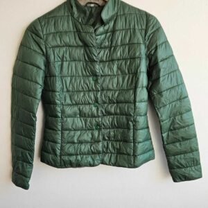 CHAQUETA ACOLCHADA VERDE LIGERA CON BROCHES