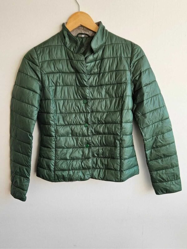 CHAQUETA ACOLCHADA VERDE LIGERA CON BROCHES