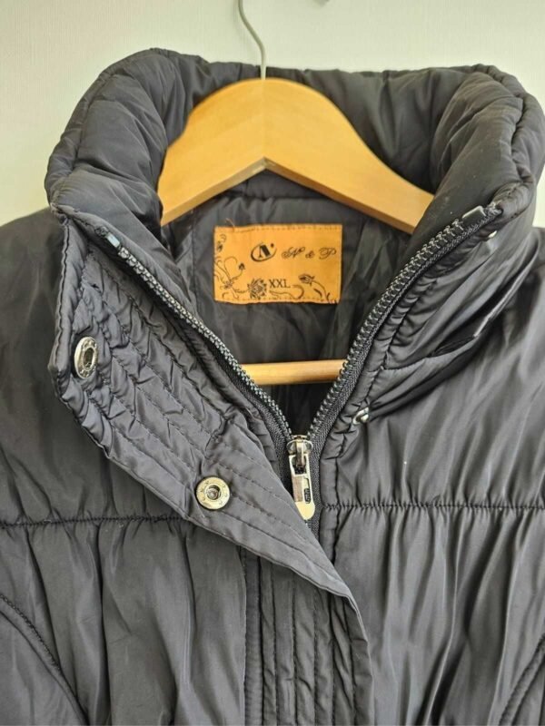 PARKA ACOLCHADA MUJER ENTALLADA CON BOLSILLOS Y BOTONES - Imagen 2