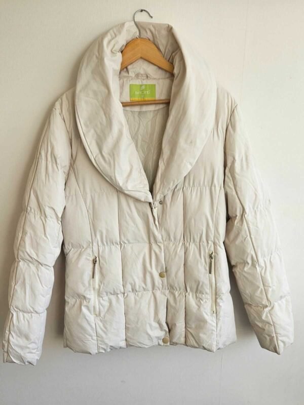 CHAQUETA ACOLCHADA BLANCA BEYOND CON CUELLO AMPLIO