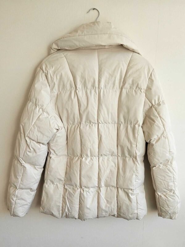 PARKA MUJER ACOLCHADA BLANCA BEYOND CON CUELLO AMPLIO - Imagen 3