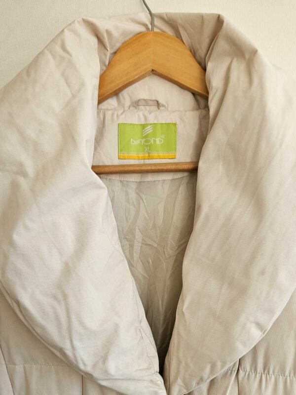 PARKA MUJER ACOLCHADA BLANCA BEYOND CON CUELLO AMPLIO - Imagen 2