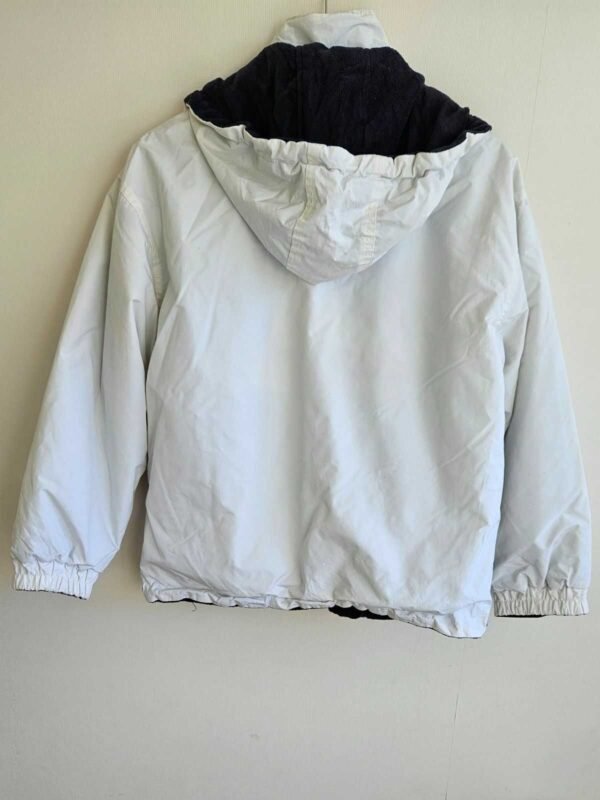 CHAQUETA CORTAVIENTO REVERSIBLE HOMBRE BLANCA Y AZUL CON GORRO - Imagen 2
